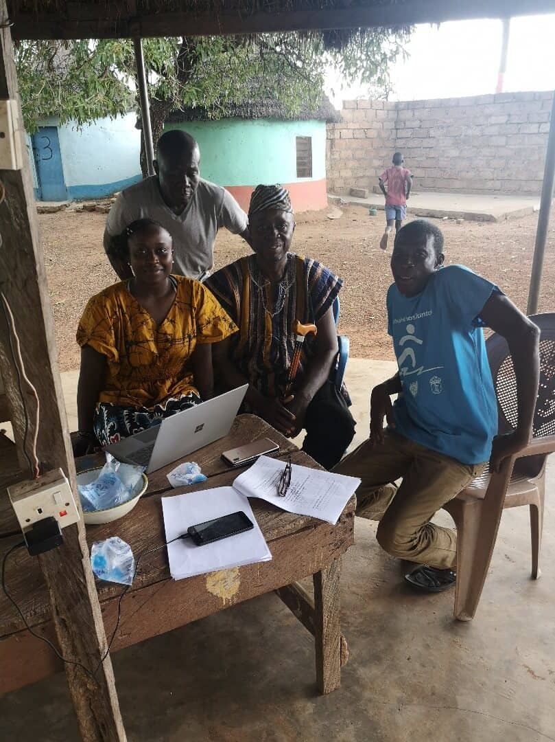 Photo de l'équipe qui gère le projet du Ghana qui discute autour d'une table